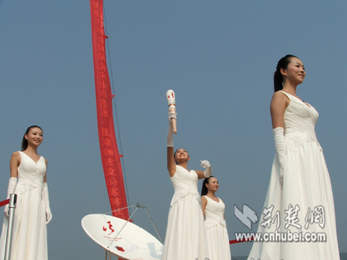 湖北省第十三届运动会火种采集仪式19日在屈家岭举行(组图)