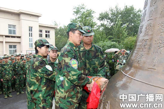 南开学子鸣校钟纪念“九一八”七十九周年