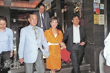 探望孙儿连战伉俪在港露面十指紧扣显恩爱