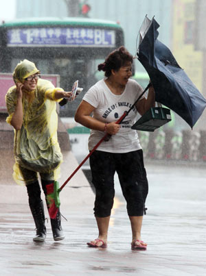 凡亚比袭台：风大雨强路人裙子被掀开