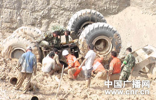 新疆昌吉一大型铲车翻下15米深沟驾驶员被困