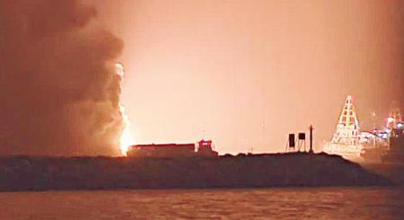 内地货船在港起火造成18人伤整个九龙可见火光