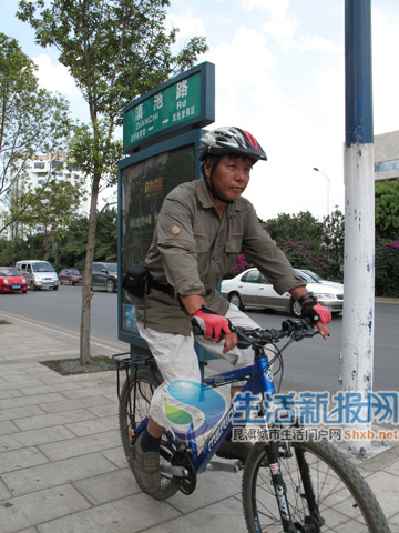 骑自行车他从北京来昆明过中秋(图)