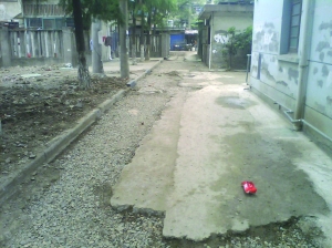 走这样的路一不留神就会崴脚
