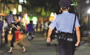 出警民警配上新装备 酷似香港皇家警察