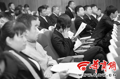 村官排名_江苏村官饭桌吃奶照片