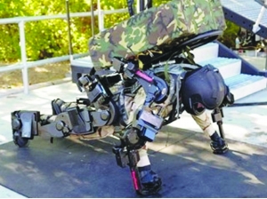 美国军火工业公司"雷神"近日研发出第二代外骨骼机械装"xos 2",虽然此