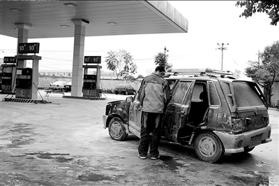 二手奥拓加油站内起火