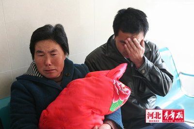 重新见到弃婴,康先生母子痛哭忏悔,表示再也不丢下孩子