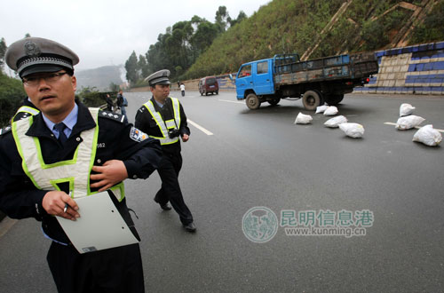 交警在紧张处理"事故现场.首席记者陈昱州/摄