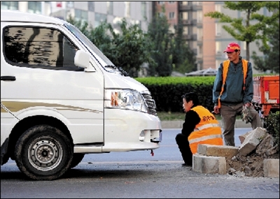 隔离带被私自拆除市政工人修复遇阻(图)