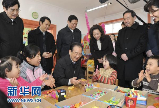 温家宝到北京幼儿园调研强调解决供不应求问题