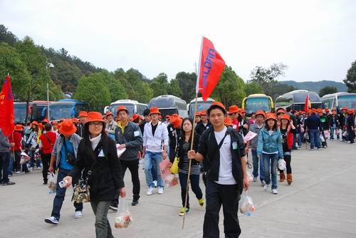 武汉富士康组织350名员工游木兰天池