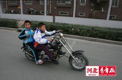 小男孩驾驶着一辆摩托车