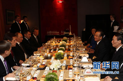 国务院总理温家宝在圣彼得堡与俄罗斯总理普京举行小范围会谈并出席普京举行的欢迎宴会。新华社记者鞠鹏摄