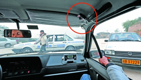 驾校防教练骚扰女学员 教练车内装摄像头