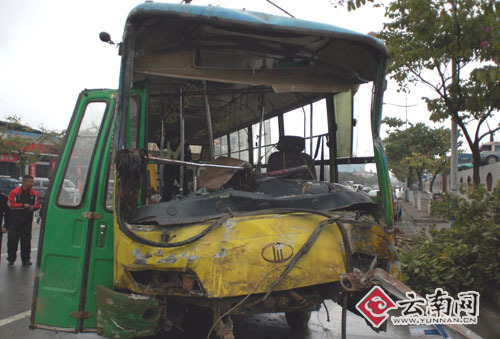 玉溪公交车撞墙22人受伤 公交车面目全非