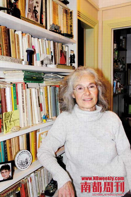 《艾青诗集》法语版翻译者凯瑟琳・韦佳德在巴黎家中。