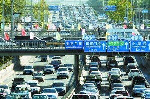 每天早晚高峰，京城严重拥堵的道路数量能达到数十条。图为记者在今年10月11日拍摄的北二环早高峰路况。本报记者 孙戉摄