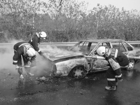 教练车突成火车学员弃车逃跑