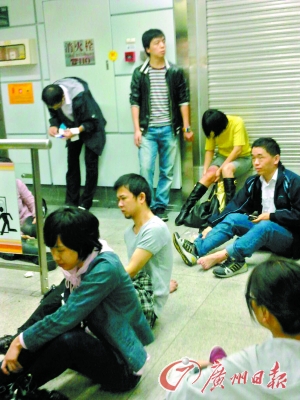 受伤乘客在等待治疗。记者轩慧 摄 受伤乘客在等待治疗。记者轩慧 摄
