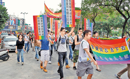 同志活下去! 100多名同志屏东静默游行
