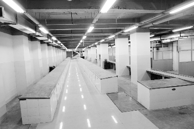 白银路标准化菜市场本月底开业 本报讯 12月15日,今年我市新建50个标准化菜市场之一的白银路菜市场竣工并向社会招商,至此白银路彻底告别了无菜市场的历史。 12月14日下午,记者来到白银路147号(甘肃日报社向西20米)由兰州天新商贸有限责任公司开办的这座标准化菜市场。只见洁白的墙壁,整齐的摊位、乳白色的地板在日光灯的照射下,光洁闪亮,衬托出这座菜市场的敞亮与温馨,这是一个环境优雅的社区生活服务中心。