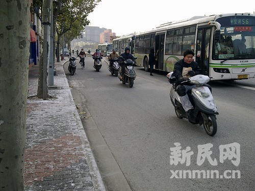 新民网记者李若楠 龙吴路现场回传路面有积雪结冰.