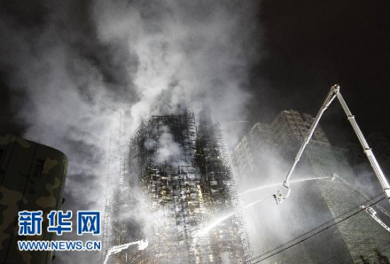 11月15日20时左右，大楼的明火已经基本扑灭。 11月15日14时许，上海市胶州路上一高楼发生火灾。新华社记者 裴鑫 摄（资料图）