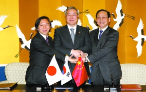 16日，韩国外长金星焕(中)、中国驻韩国大使张鑫森(右)和日本驻韩国大使武藤正敏在签字仪式后握手。 
