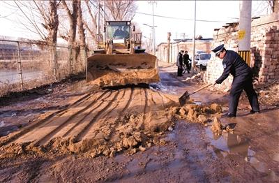 马路被淹城管铺路