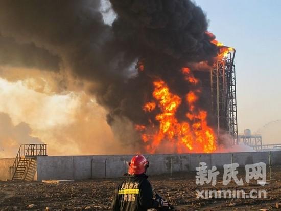 浙江平湖丙烯罐起火沪消防车增援