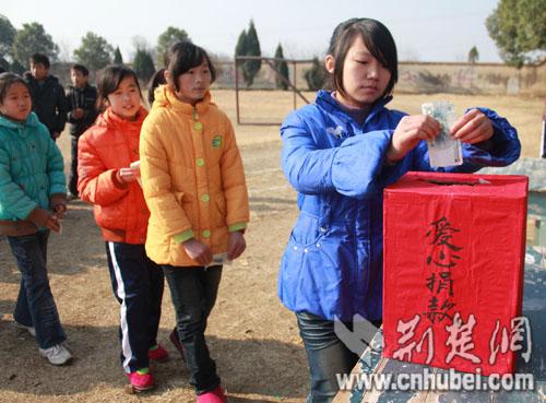 荆楚网报道引发如潮爱心陡山中学师生捐款挽救患怪病姐弟