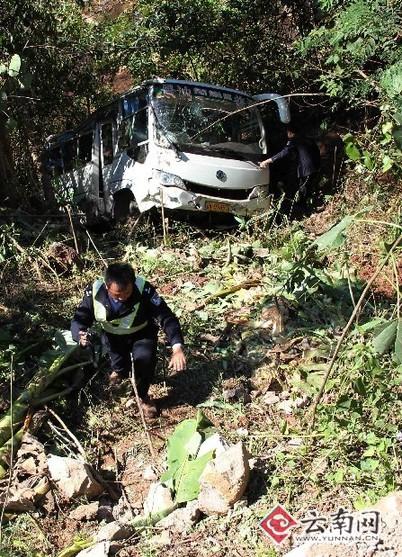 西双版纳客车普洱境内遭遇事故13人随车飞下近3米高挡墙