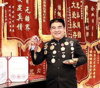 陈光标在办公室展示历年行善获得的奖牌、徽章、证书等。图片来源：台湾联合报 