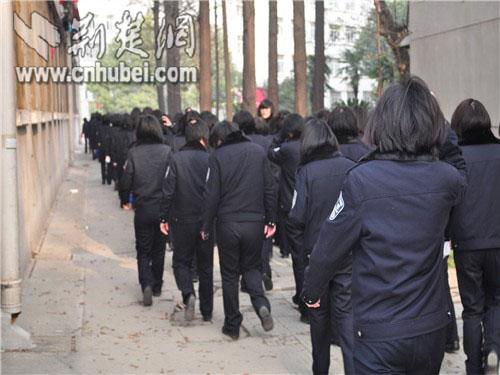 湖北警官学院举行消防演习 3000师生学逃生