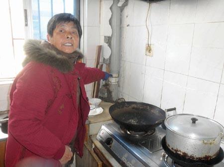 网吧违建霸住窨井盖 楼上大妈天天忙排污