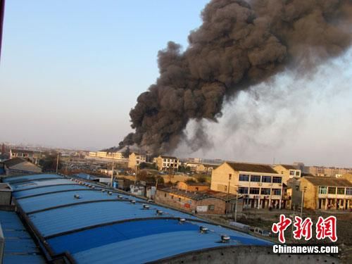 图为发生在台州路桥一企业厂房的大火，滚滚浓烟直冲云霄。中新网发 陈查国 摄