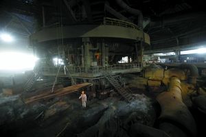 12月21日，3号高炉已停火，工人们在其内部进行拆卸作业。这座高炉将改建成一座现代化的钢铁博物馆。