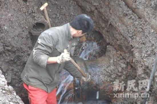 复兴东路中山南路水管爆裂百米马路积水