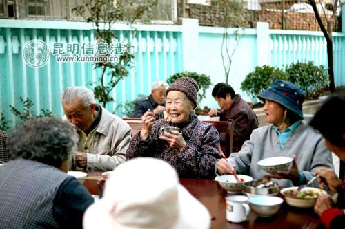 昆明一社区办起“老年食堂”每餐饭3元钱