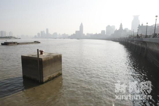 上海女子外滩落水途经船员跳江救人