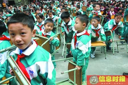 对于外地户籍在广州就读的小学生而言，取消“借读费”能否落实还是未知数。 巢晓 摄