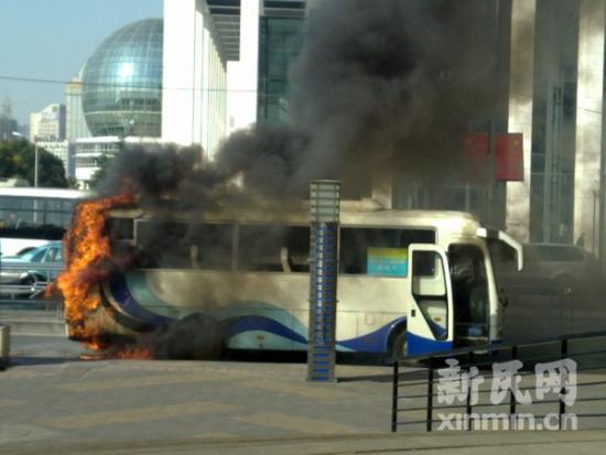 陆家嘴一班车停靠时突然起火乘客司机迅速撤离