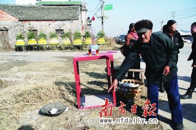 昨日,钱云会81岁的老父亲钱顺南指着事发现场,涕泪四流。赵洪杰摄