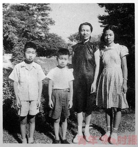 朱谌之与儿子朱明、侄子朱辉、外甥女顾倬云摄于复兴公园。