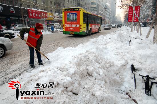 乌鲁木齐1.5万人昼夜清雪保障交通畅通