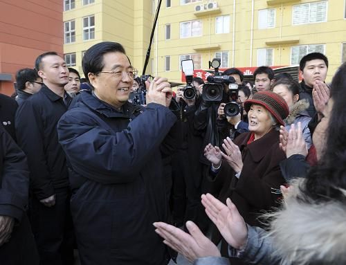 这是胡锦涛在朝阳区管庄路保障性住房常营项目丽景园小区考察时，向小区居民致以新春祝福。新华社记者 李学仁 摄