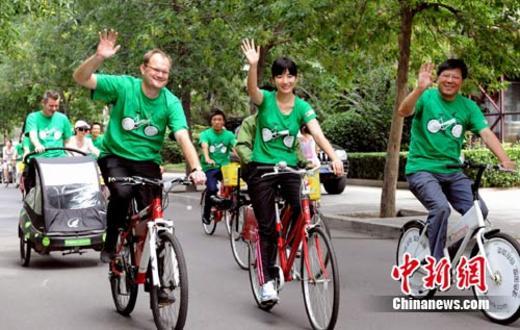 为了展示在北京骑自行车的便捷和益处，丹麦驻华大使馆启动了“骑回自行车”活动，宣传自行车文化倡导市民低碳生活。中新社发 张勤 摄