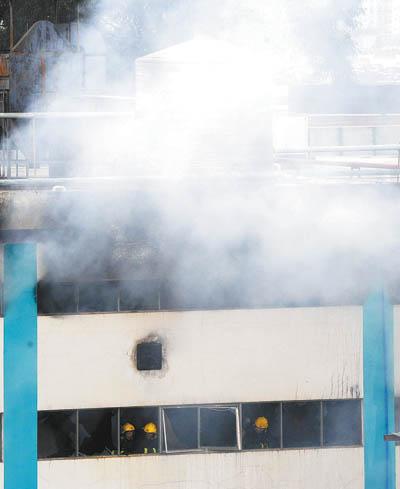 12月30日，发生爆炸的制药厂房4楼玻璃全被震碎，墙壁被烧黑。 新华社记者 秦晴 摄
